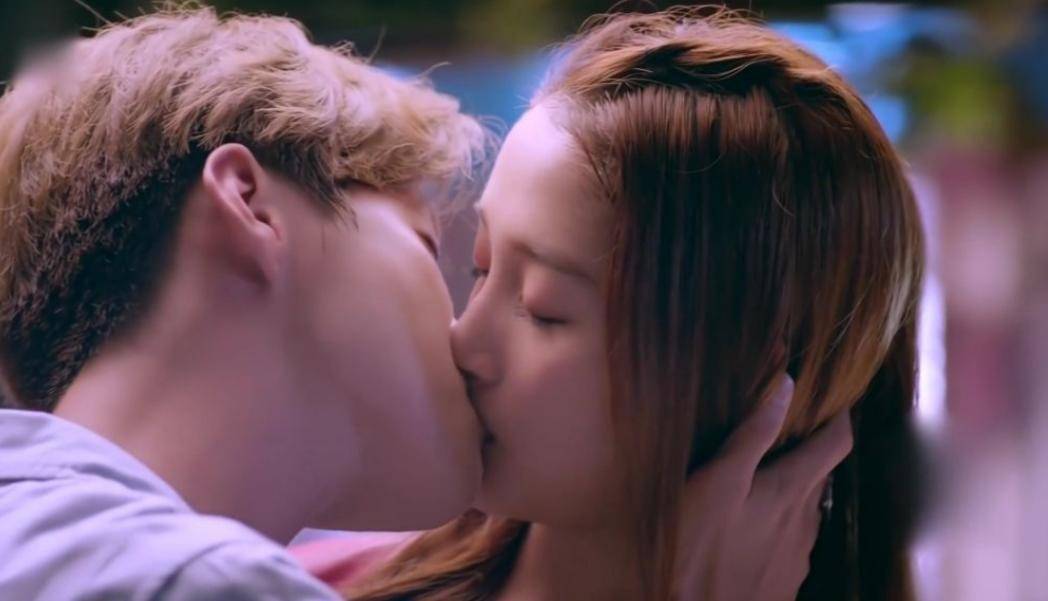 关晓彤深夜秀香肩,关晓彤上班路透照曝光