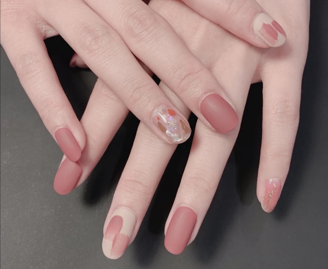 法式美甲猫眼美甲款式图片,美甲款式推荐猫眼晕染美甲