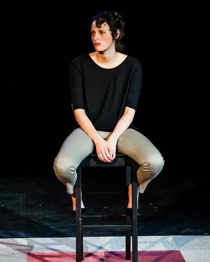 这个有着“超模脸”的英伦玫瑰，居然是个谐星？