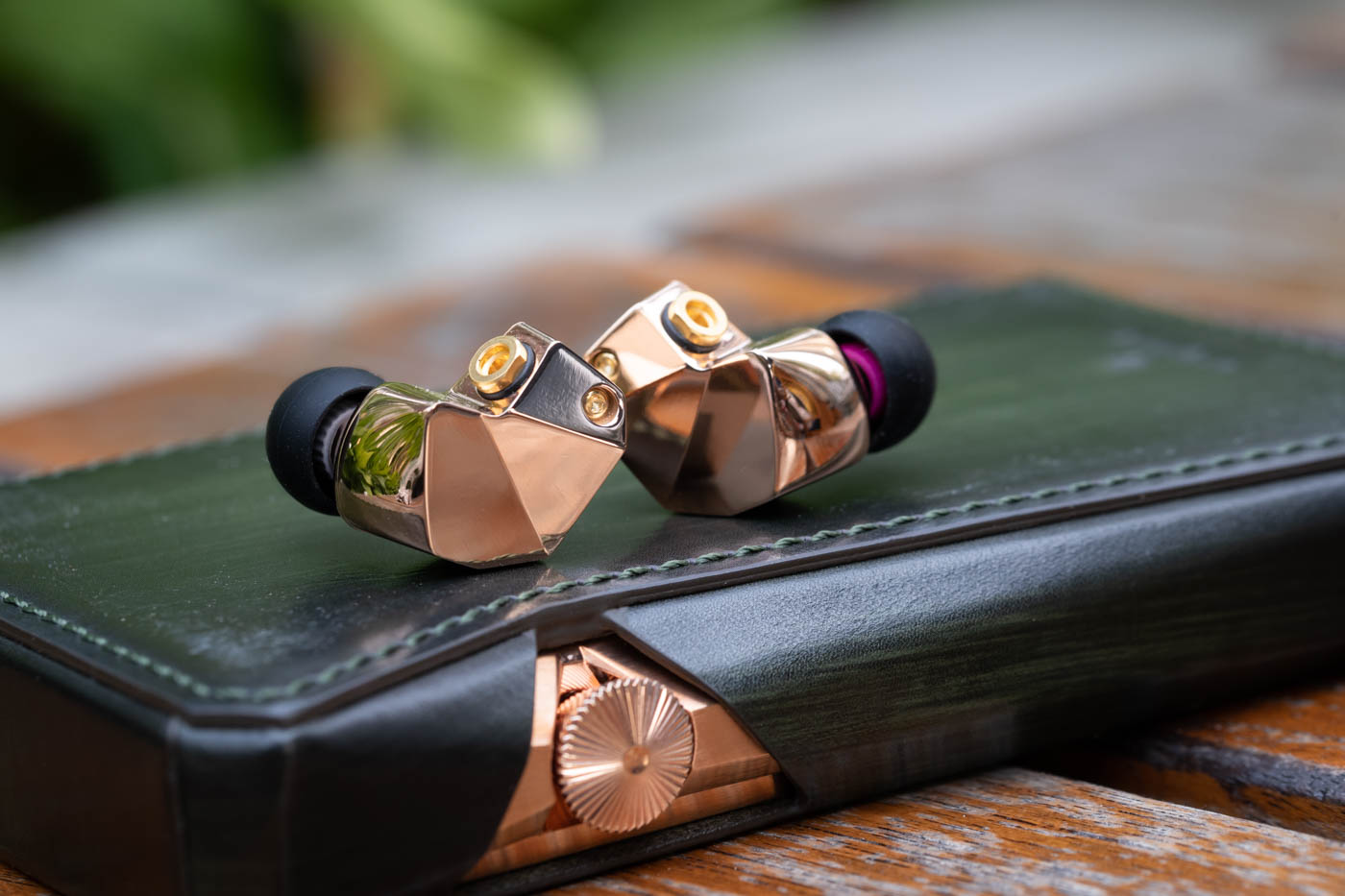 你要的是这个金耳机，这个银耳机，还是这个铁耳机呢？