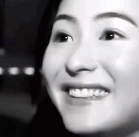 张柏芝晒星爷旧照,张柏芝周星驰大头合照