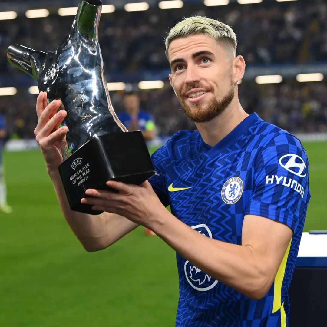 莱万冲金球,莱万是足球第一人