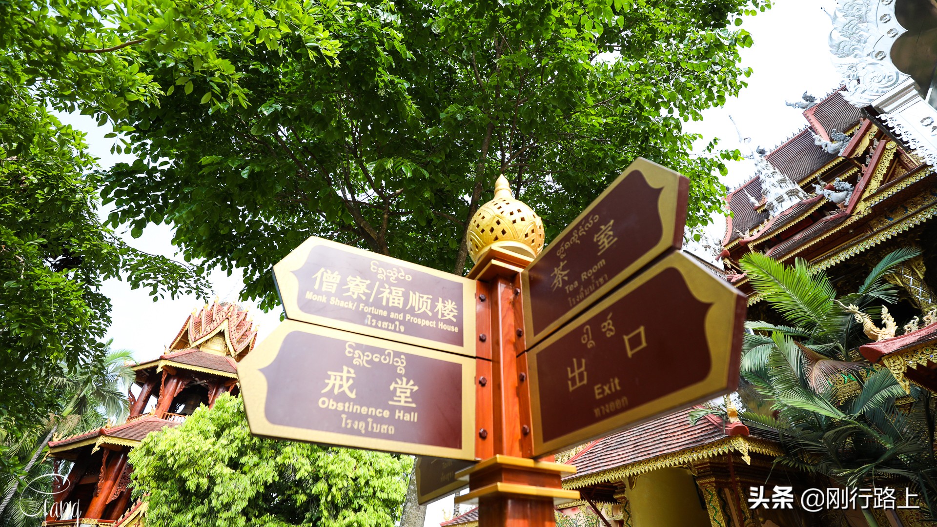 西双版纳总佛寺，历史悠久，佛教信徒将此寺视为拜佛圣地