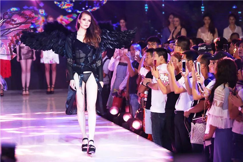 这里的情趣内衣，制作者是当地农村大妈，20秒做一条丁字裤挣一毛