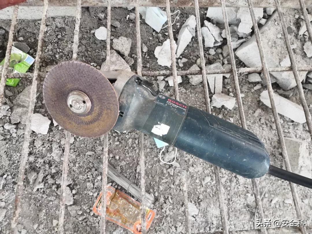 砂轮机未设置防护罩安全隐患描述,砂轮机防护罩安装标准