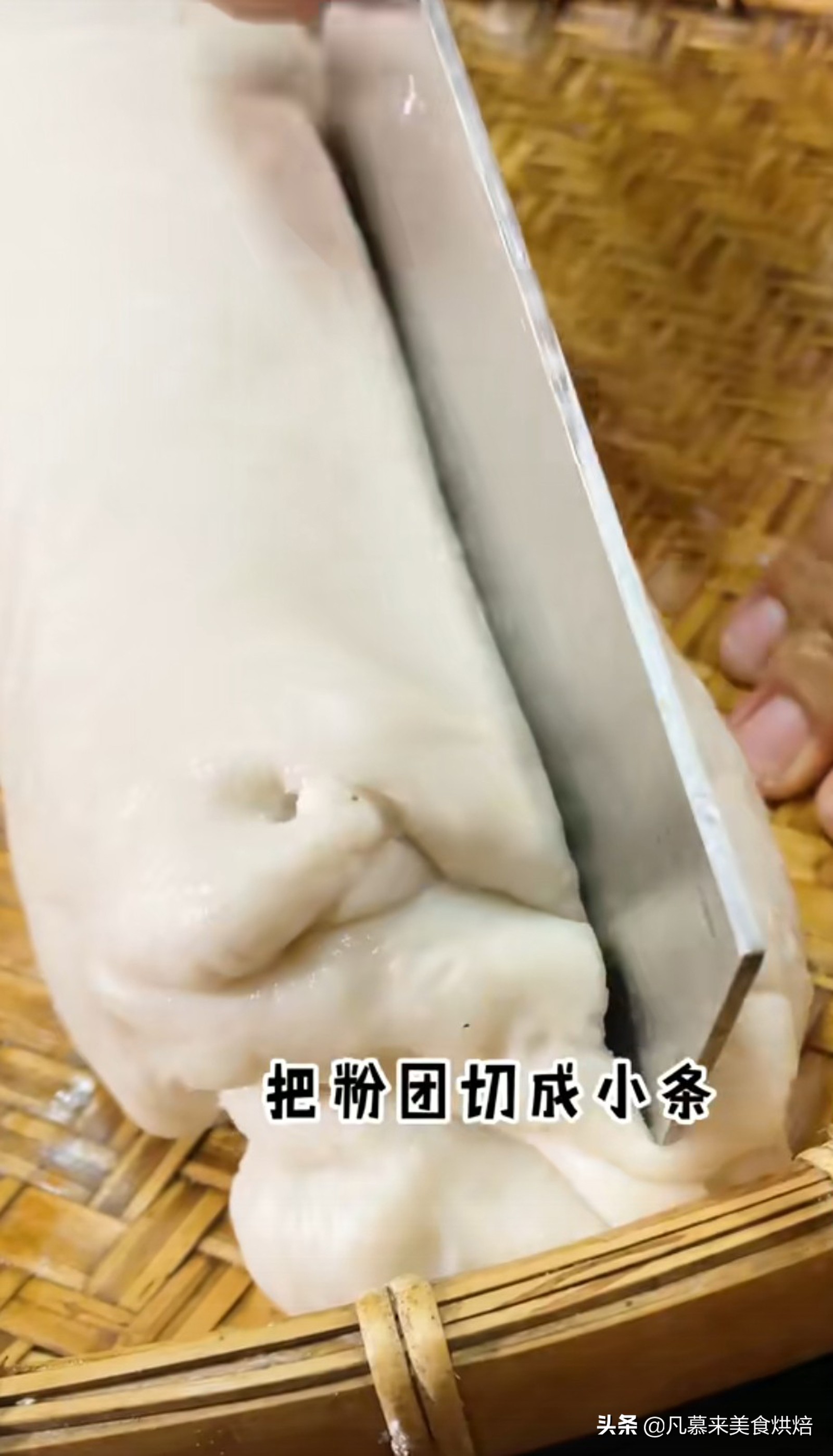 砍回养活了全球6亿人的木薯，做成一道快失传的美食“木薯粉虫”