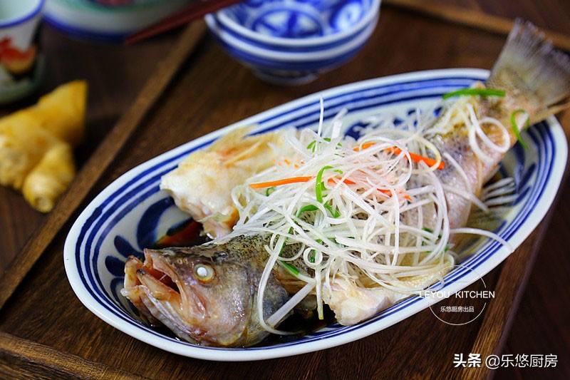 清蒸鱼口感肉嫩,清蒸鱼才好吃还容易烂