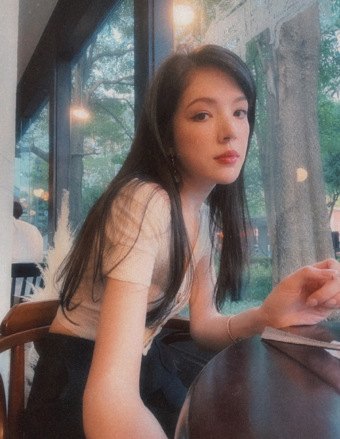 许玮甯真美，卡其色露肩上衣配白色短裤，时尚优雅很有韵味