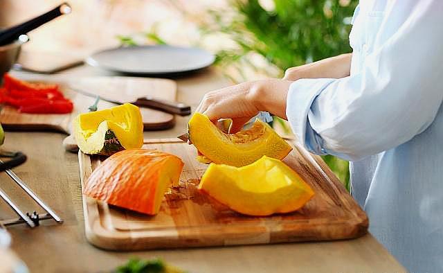 微波炉工作原理3d动画演示视频,微波炉和空气炸锅的原理一样吗