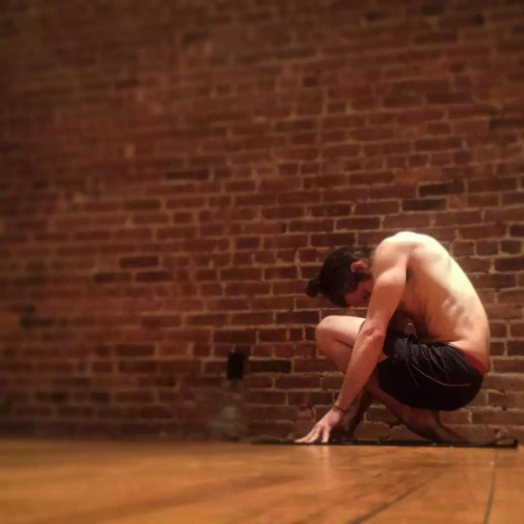 把厚外套穿了个遍，还是冻手冻脚，还差这些体式让身体“热”起来