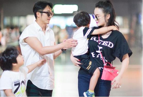 邹市明与冉莹颖夫妻走路带风,邹市明娇妻冉莹颖现身机场