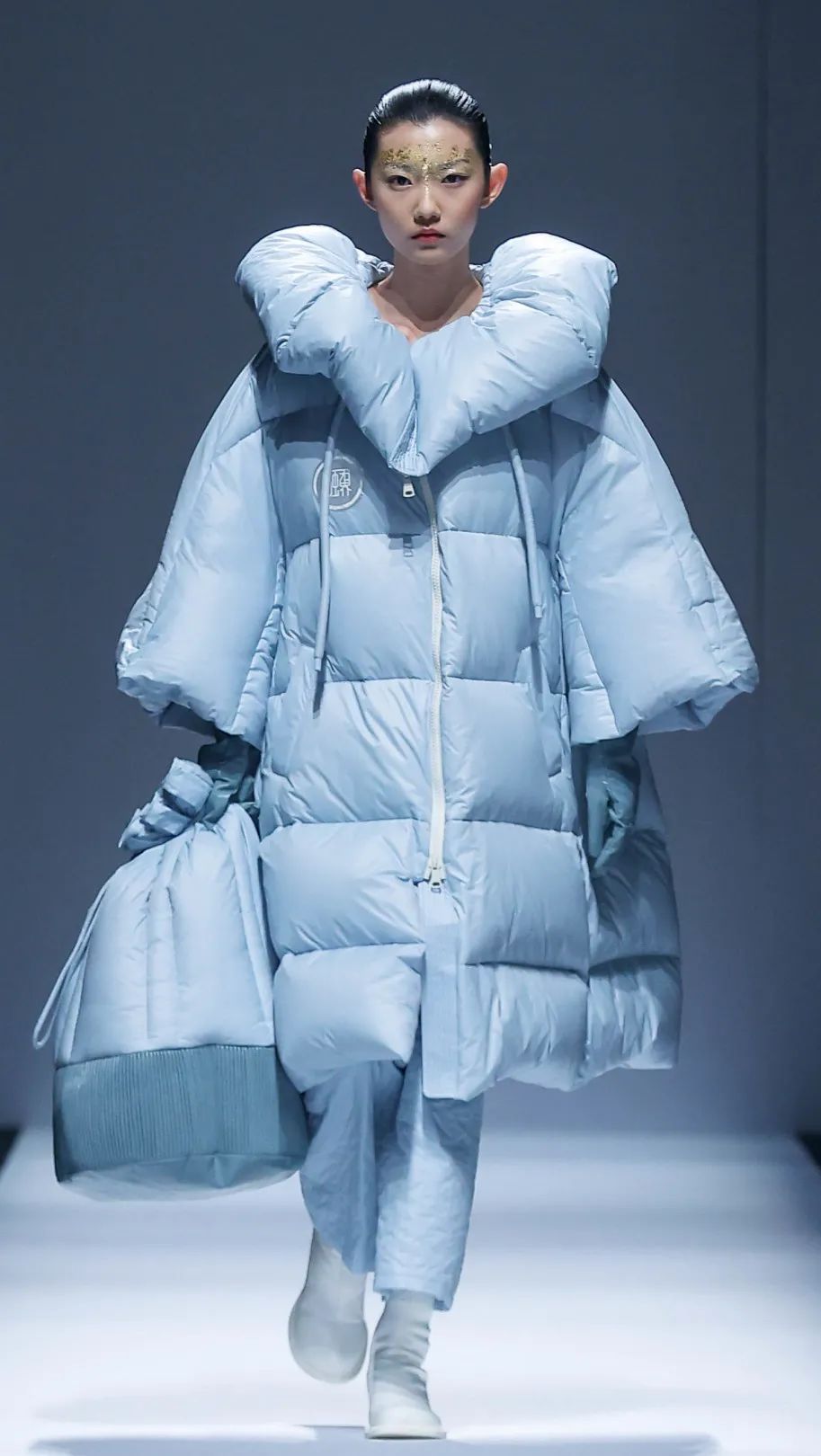 2021秋冬女装款式流行趋势,2018秋冬趋势报告巴黎时装周