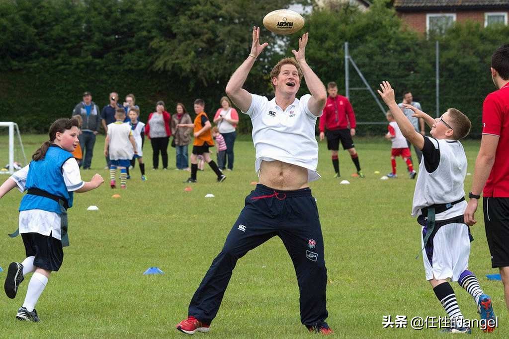 英国王室小王子搞怪,英国王室抢眼绿色高颜值王室成员