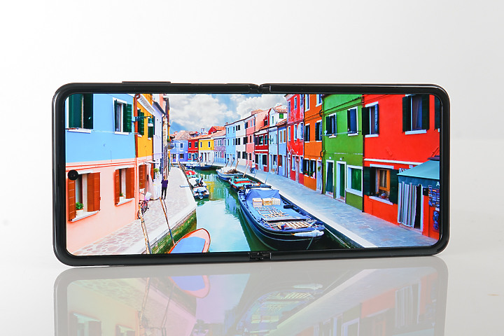 三星GalaxyZFlip评测：吸引目光的不止折叠