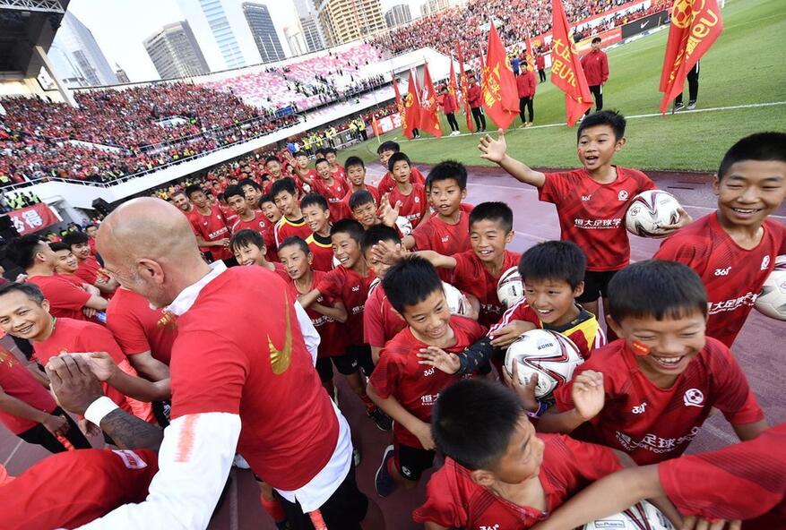 恒大花车总冠军,花车巡游唱歌