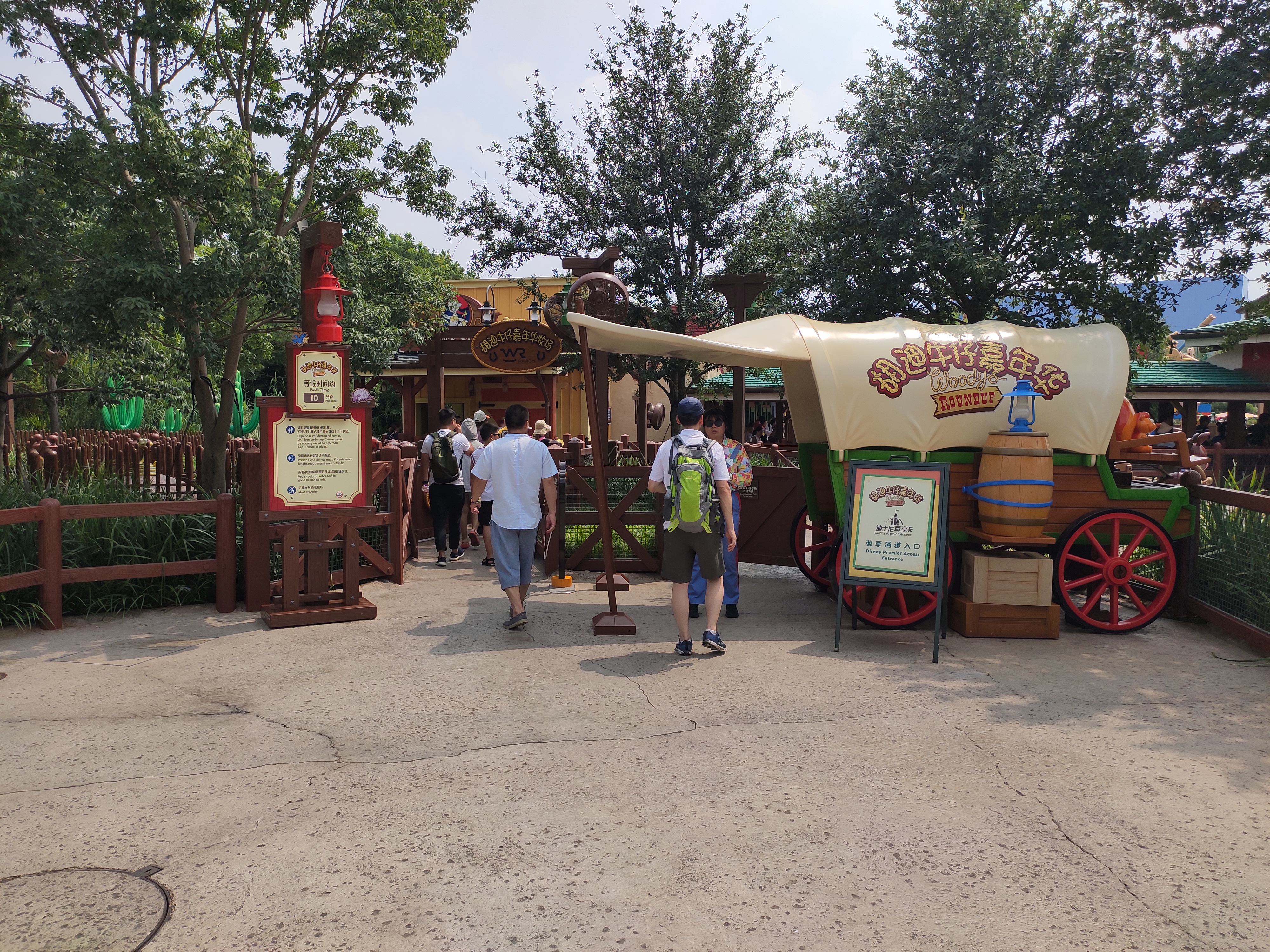 上海迪士尼一大一小旅游攻略,上海迪士尼吃住攻略讲解