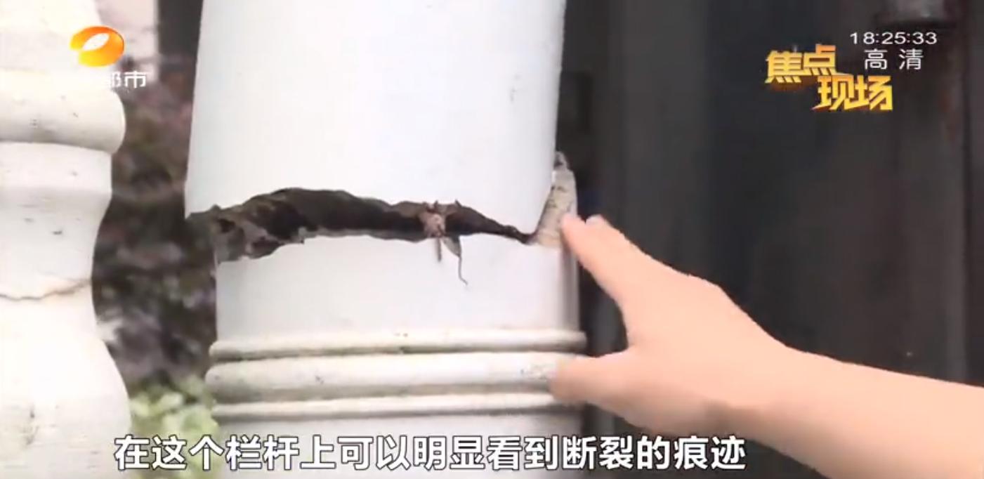 小区有这样的门一定要注意！长沙公园尚小区?8岁男童头卡围栏，着急回家结果被卡住了