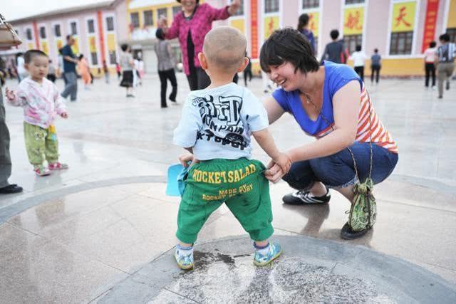 孩子总是尿裤子应该怎么引导,孩子在学校老是尿裤