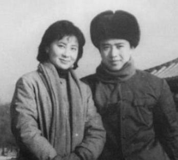 刘晓庆曾出轨姜文，被丈夫“点煤气罐”威胁，跪地求饶：再不敢了