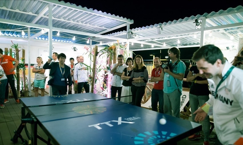 郎朗和多名小朋友同台演出,郎朗少年