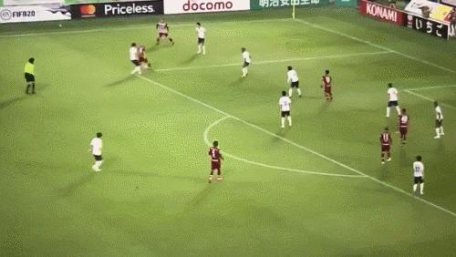 足球中场大师巴塞罗那,近几年退役的中场大师