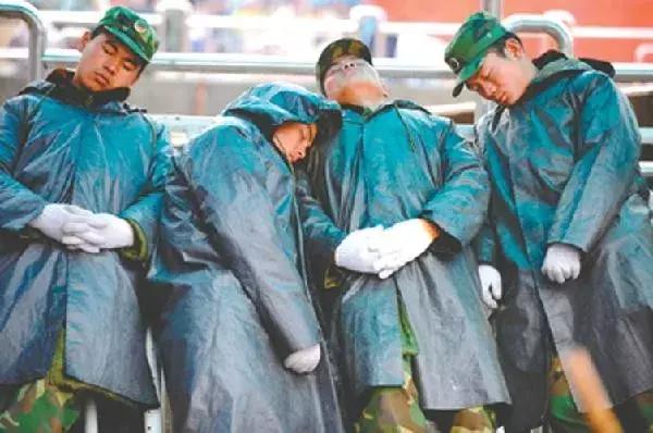 致敬最可爱的人一幅画,致敬最可爱的人卡通图片