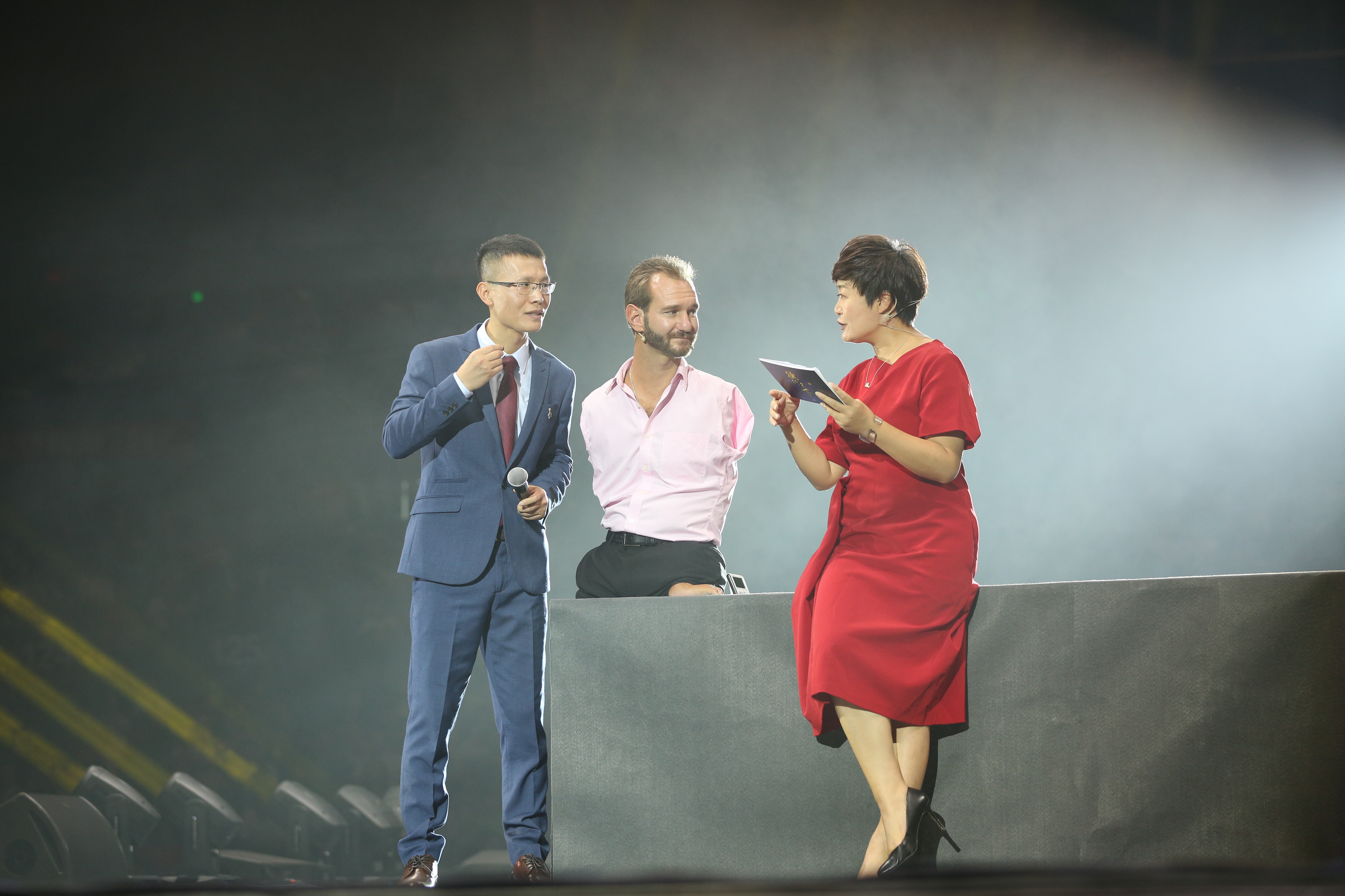 父母的爱和肯定是行走世界的底气,父母的爱是孩子行走世界的底气