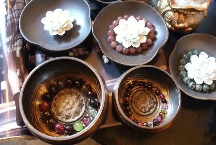 珠宝一般消磁用的是什么容器,珠宝里的消磁石有什么作用