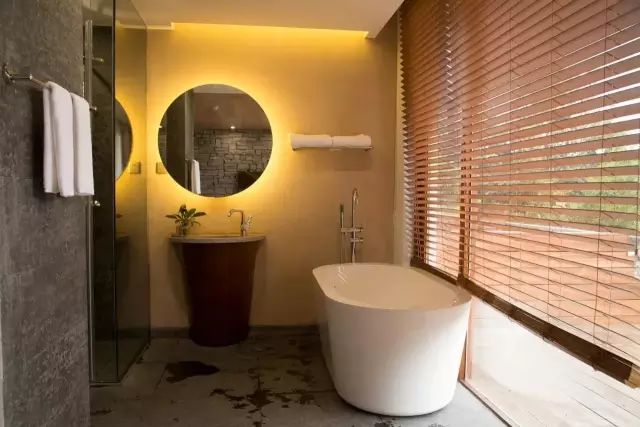 为钓鱼建房子,为了钓鱼在河边盖了房子