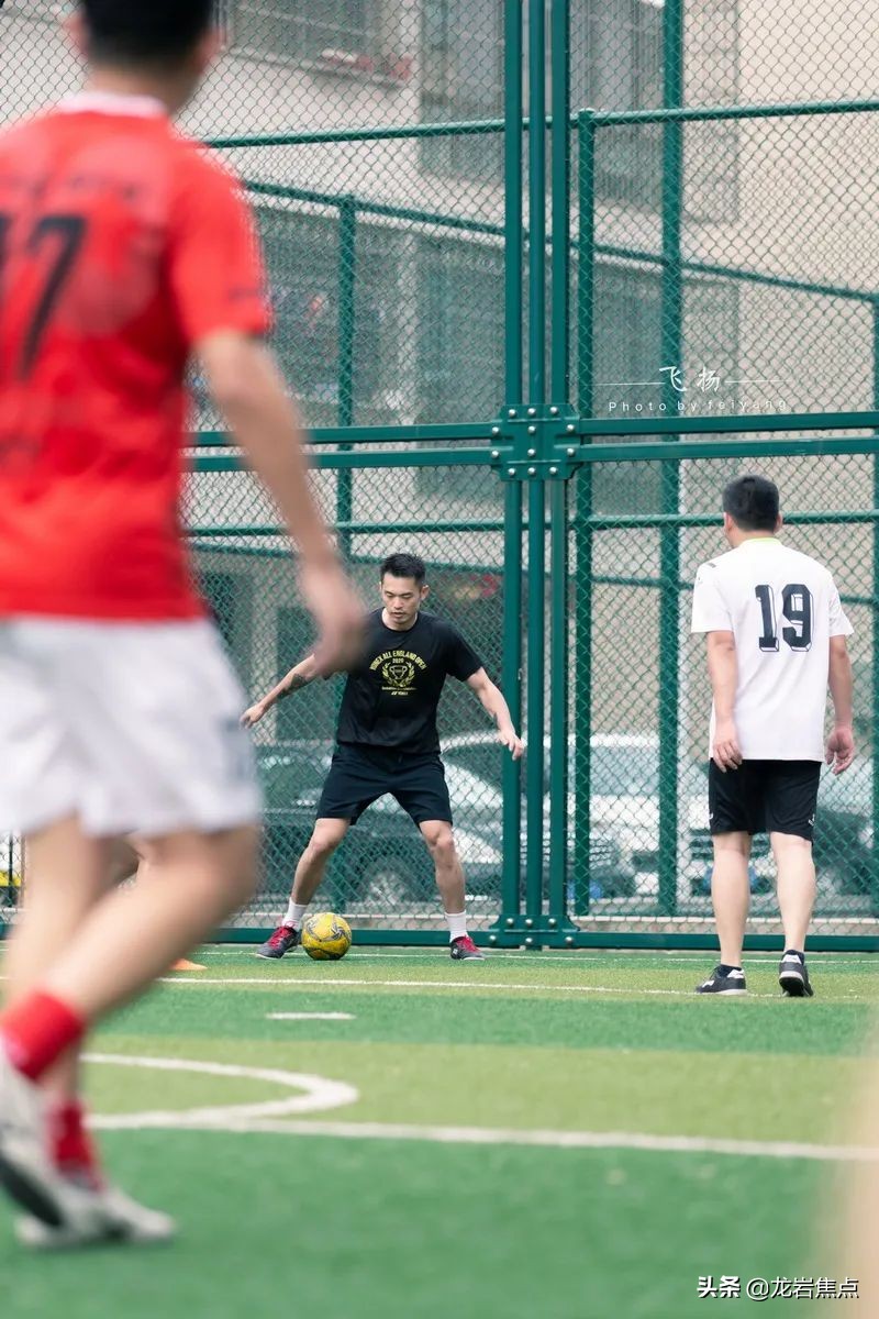 林丹脚踢球,林丹回到球场赢了