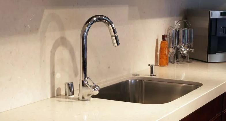 厨房台面装修不到半年就开裂修复,厨房台面开裂原因及修复方法