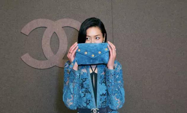 刘雯今年最流行的包,刘雯同款包时尚潮流大牌大容量