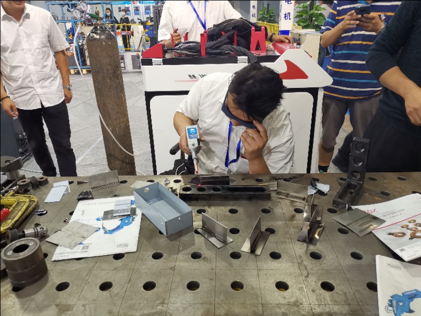 机器人会抢饭碗么,机器人真的会抢人类的饭碗吗