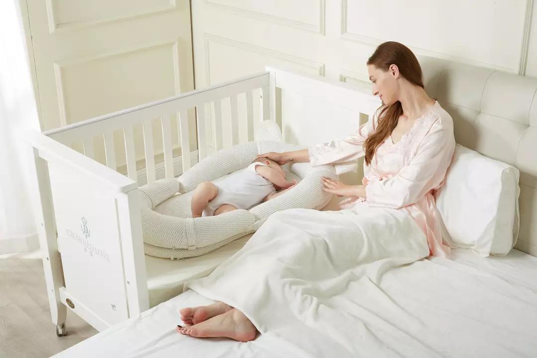 婴儿睡婴儿床的利弊,三个月独自睡婴儿床的利弊