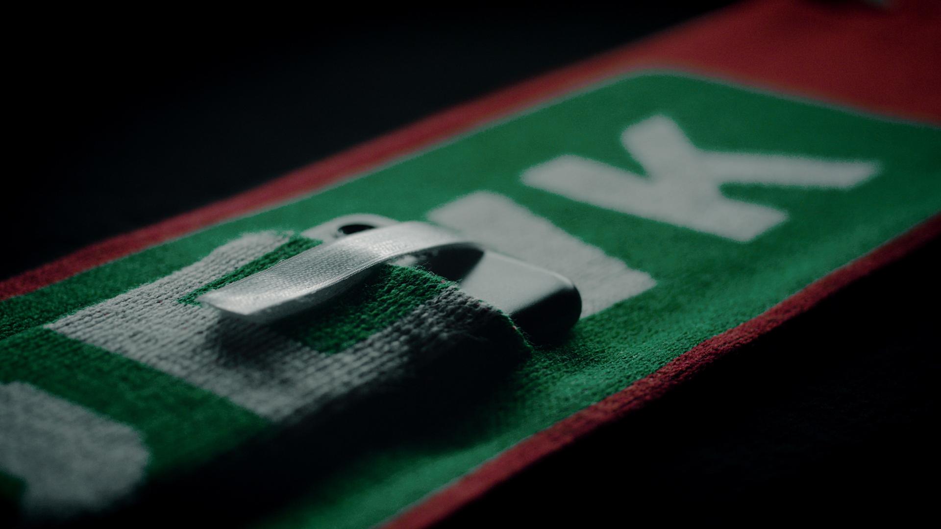 即可为球队加油又可玩自拍的围巾