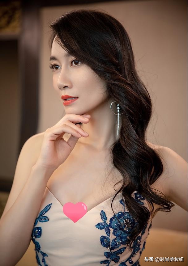 温峥嵘蓝色缎面刺绣抹胸裙,41岁温峥嵘惊艳美图