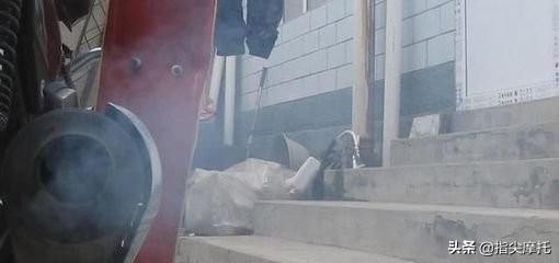 摩托车冒黑烟烧机油怎么回事呀,摩托车烧机油喷白烟解决方法