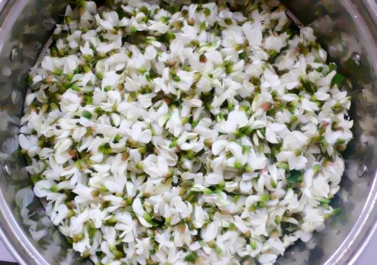 五月槐花香有什么吃法,冷冻洋槐花怎么吃最好吃呢