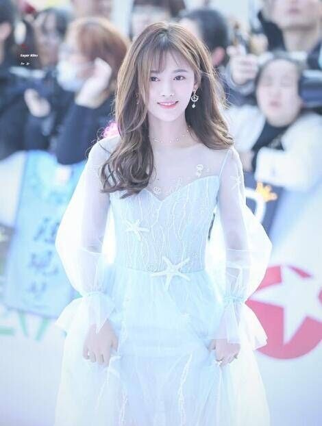 四千年美女鞠婧祎现身机场，有点矮但很真实，身高159也很美！