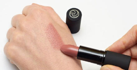 女性一生中吃了多少口红,女人一生只吃一次的零食