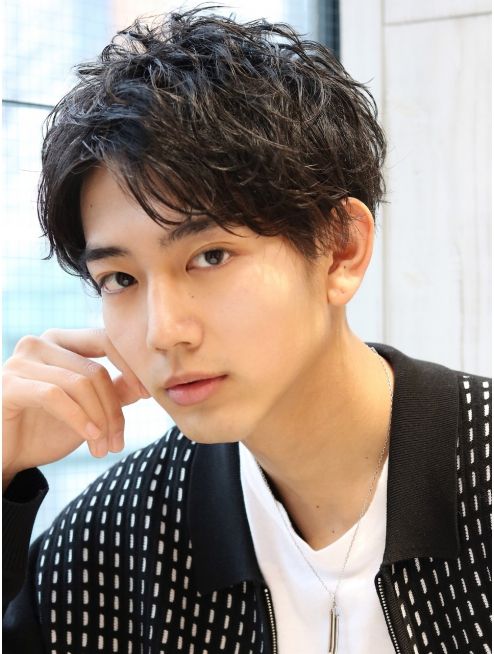 男生发质细软扁塌油腻自然卷发型,男生卷发造型中长发圆脸