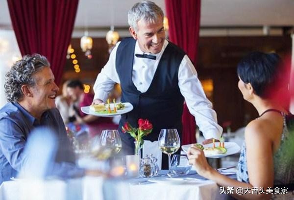 西餐厅服务员为什么要喝柠檬水,西餐厅为什么都要给一杯柠檬水