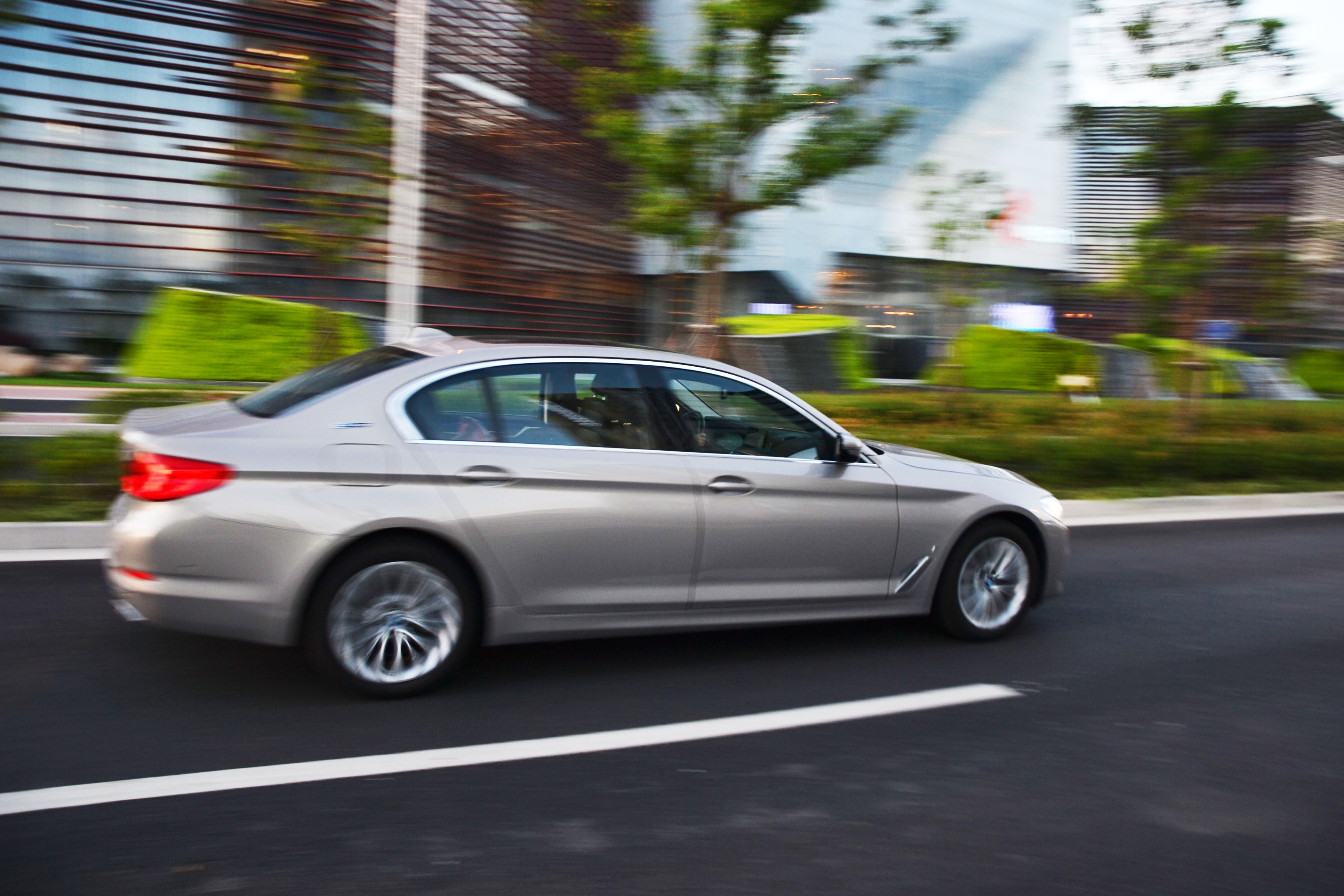 宝马530le混动可以边跑边充电吗,宝马530le新能源驾驶感受