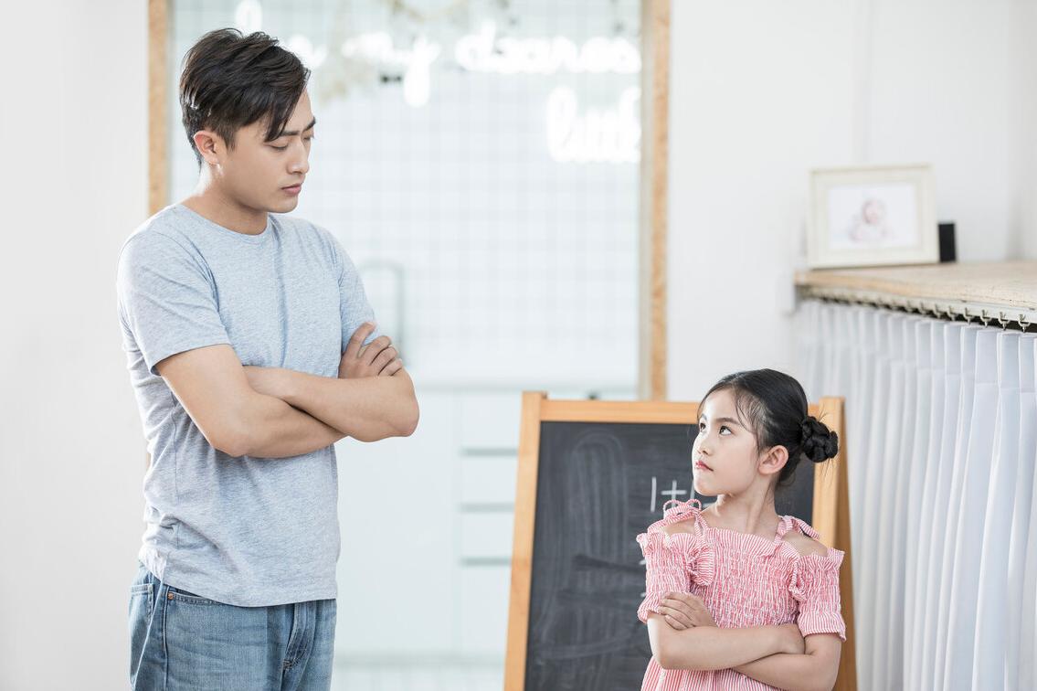 一家长高调给老师送不作为锦旗,家长对老师送锦旗后续