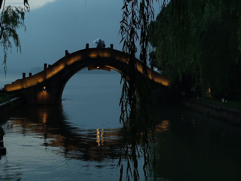 杭州西湖断桥好大的雨,杭州西湖断桥残雪夜景下雨