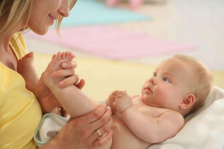 新生儿吃完奶打嗝妙招,如何快速解决新生儿打嗝的方法