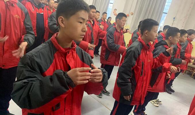 怎样纠正孩子骄傲的状态,容易骄傲自满的孩子怎么提高成绩