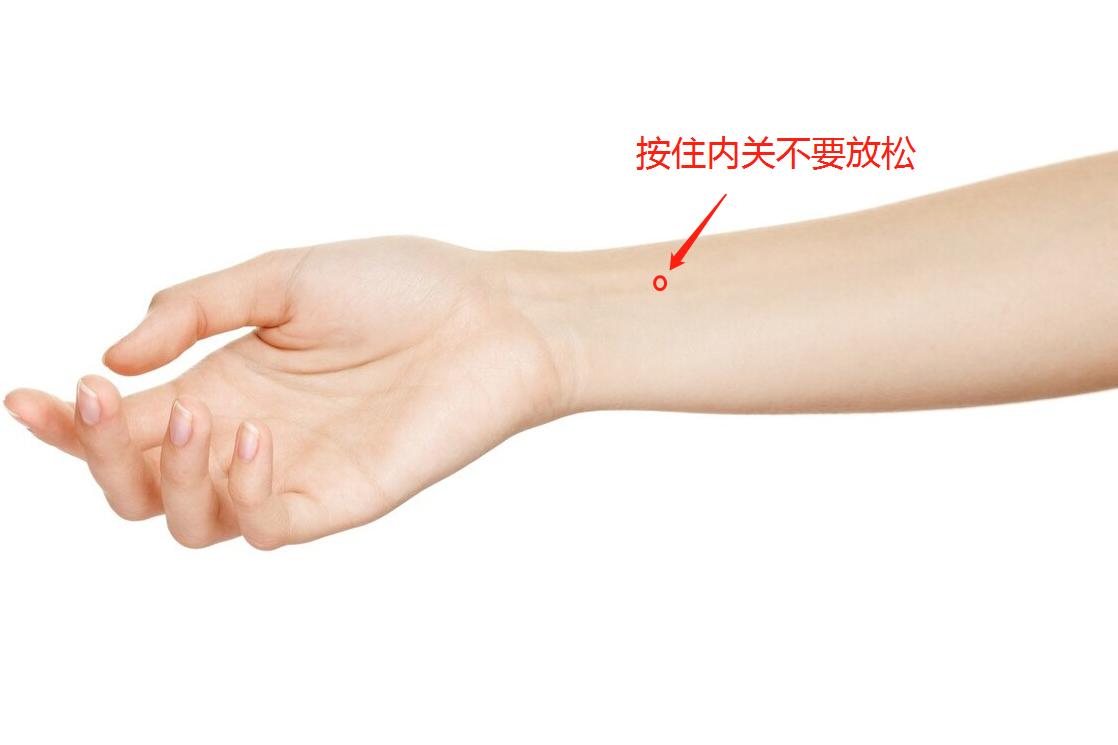 打嗝怎么快速解决按哪个手指,打嗝简单的制止方法用筷子