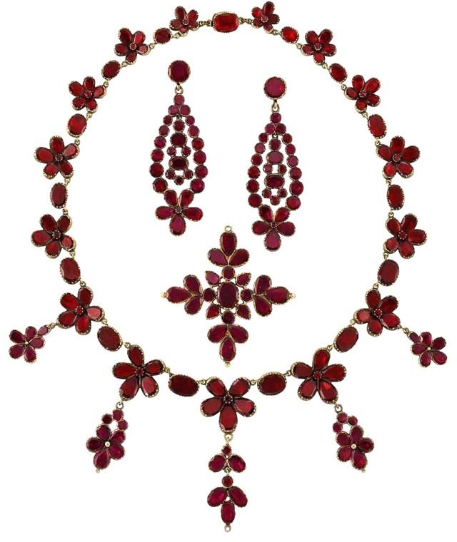 高端的石榴石宝石,石榴石是一种石榴籽般的晶体