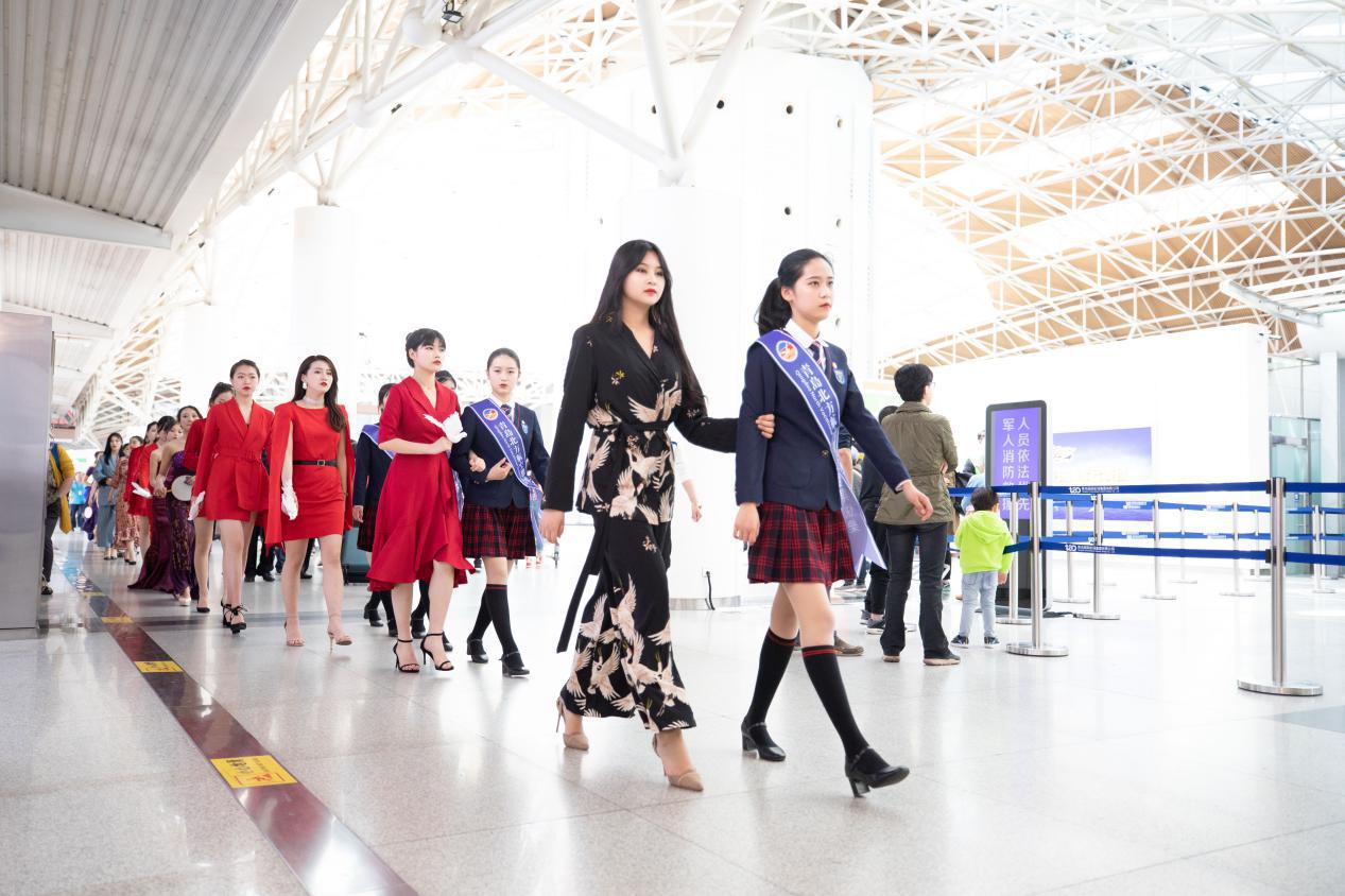 机场空少空姐快闪小苹果,中国空少空姐进机场震撼场面